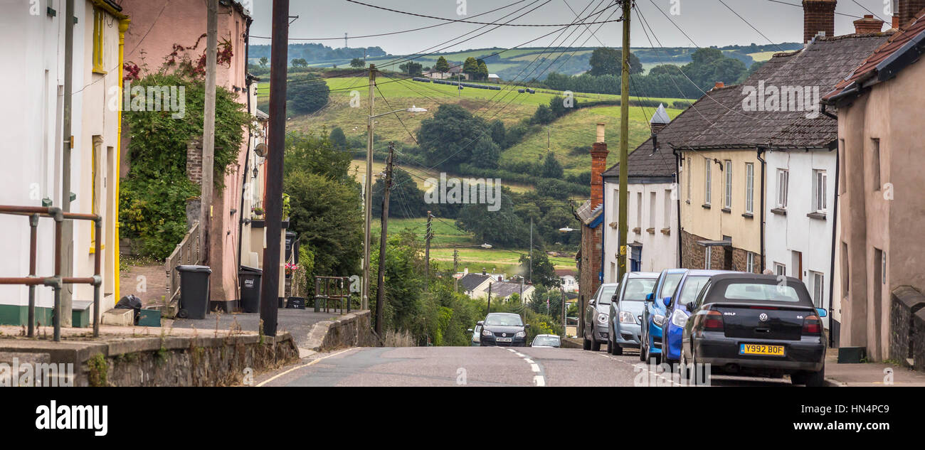 Blick von der South Molton High Street Richtung offenen Bauernhof Hügel tops Stockfoto