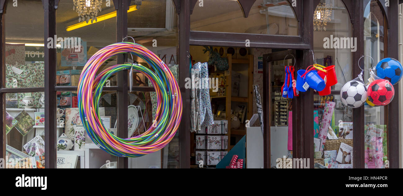 Alten Schaufenster mit Reifen und Wasserbälle South Molton-Stadt Stockfoto