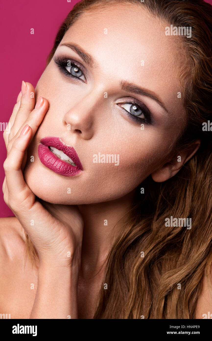 Glamour Portrait schöne Frau Modell mit frischen Make-up und romantische wellige Frisur. Stockfoto