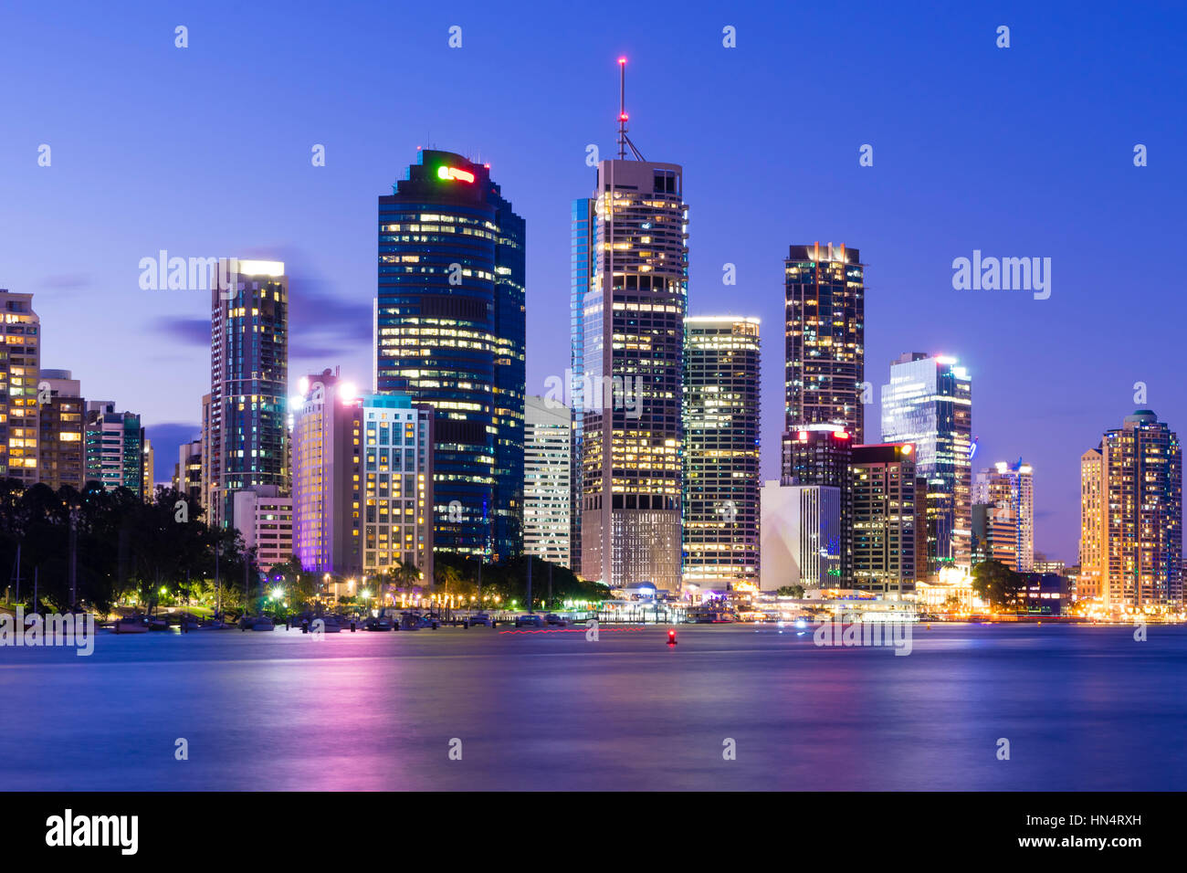 Blick auf die Skyline von Brisbane mit beleuchteten modernen Gebäuden und Brisbane River in der Dämmerung Stockfoto