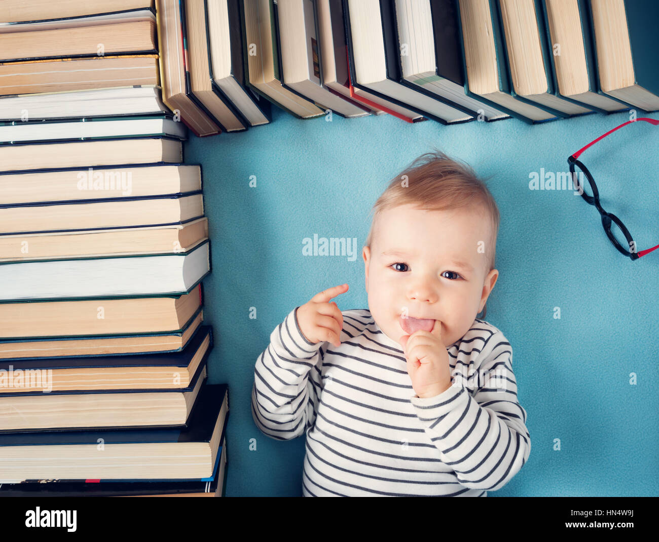 1 Jahr altes Baby mit Spectackles und Bücher Stockfoto