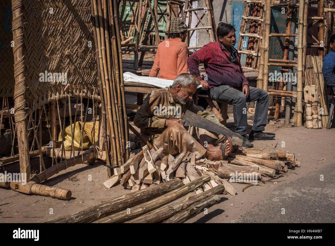 Indischer Mann Sägen von Holz, Agra Basar Stockfoto