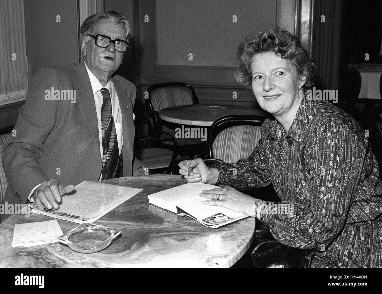 KJELL STENSSON schwedischen Kriminalität Geschichten, Kritiker und Schriftsteller, hier zusammen mit der britischen Krimiautorin Margaret Yorke 1988 Stockfoto