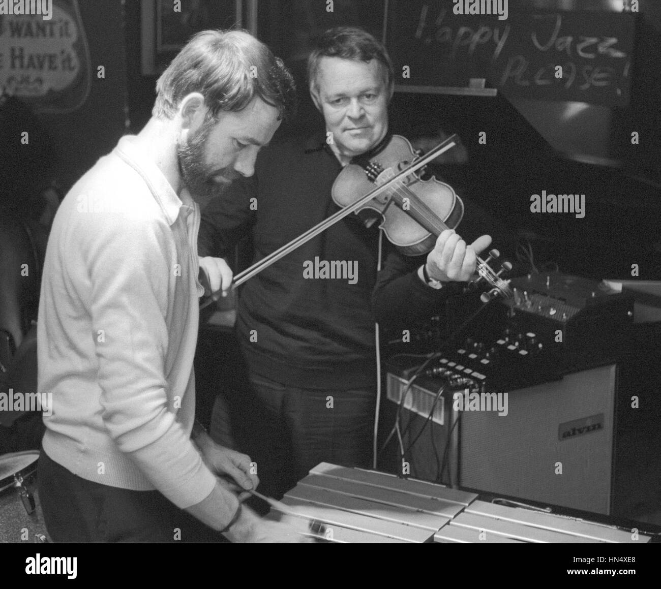 SVEND ASSMUSEN dänische legendäre Geiger zusammen mit schwedischen Lars Erstrand Vibraphonist auf der Bühne Stockfoto