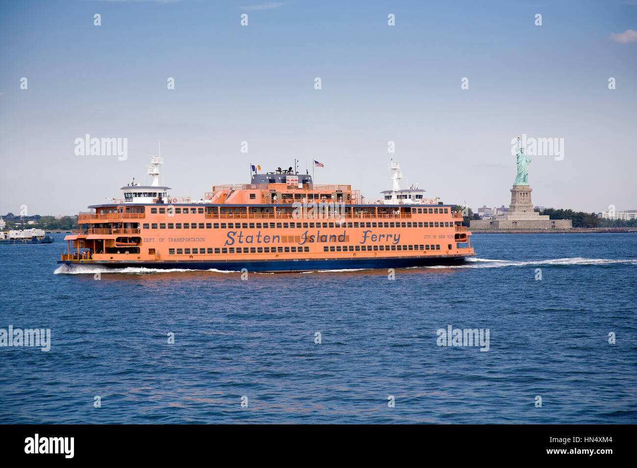 NEW YORK - 17.September: A Staten Island Ferry Segel über Upper New York Bay am 17. September 2008. Die Fähre bietet Blick auf die Statue o Stockfoto