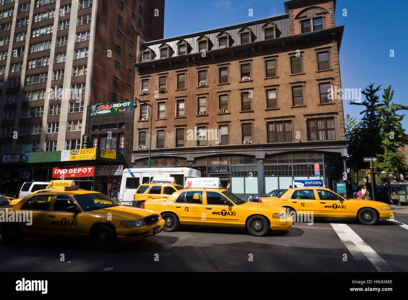 New York City, Vereinigte Staaten von Amerika - 18. September 2008: New York City Yellow Cabs mit Taxi-Top Angebote warten an der Ampel am 46th und 8. in Manhatta Stockfoto