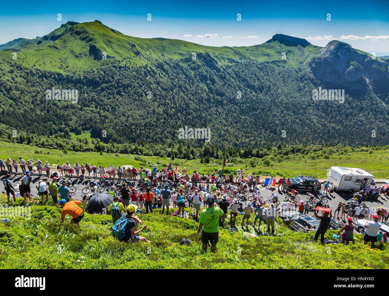 Pas de Peyrol, Frankreich - Juli 6,2016: Reiten auf dem Weg zum Pas de Pyerol (Puy Mary) in Cantal im Zentralmassiv während der 5. Etappe der Hauptfeld Stockfoto