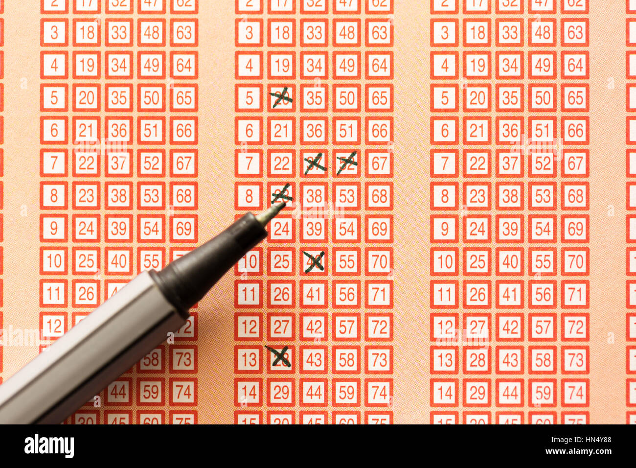Stift und Bingo Lotto Lotterie mit gekreuzten Zahlen Stockfoto