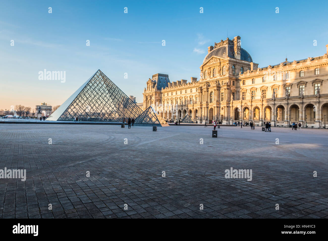 Pyramin im Louvre in Paris Stockfoto