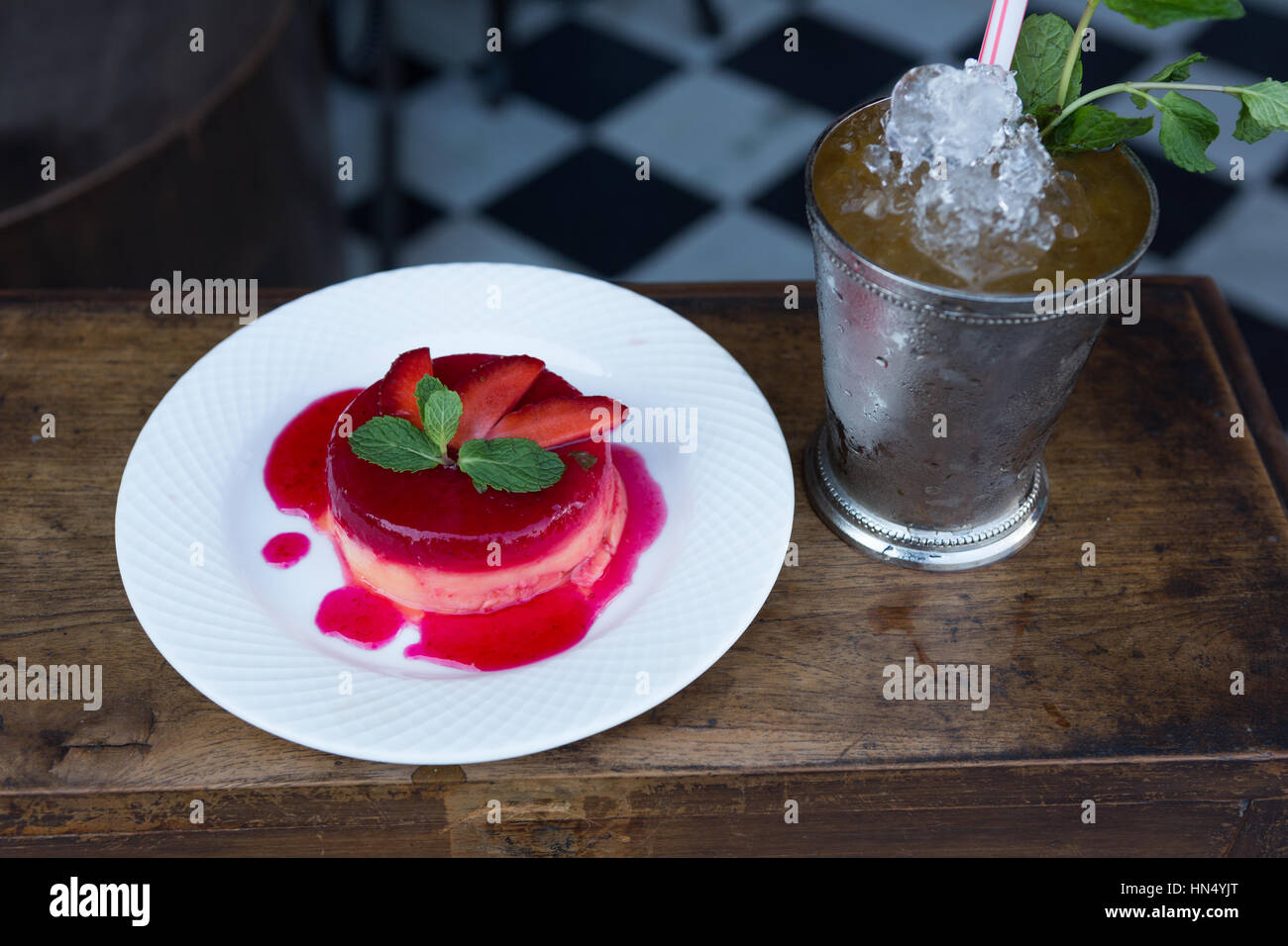 Erdbeer Pudding auf einem weißen Teller auf einem Holztisch Stockfoto