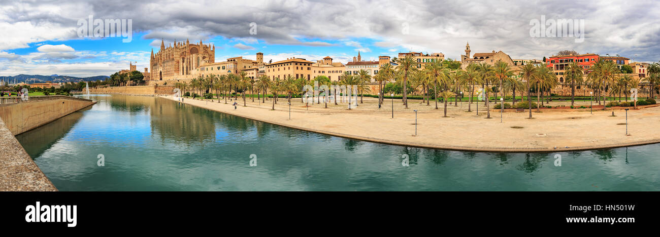 PALMA DE MALLORCA, MALLORCA, Balearen, Spanien - ca. MAI 2016: Santa Iglesia Catedral de Mallorca in Palma De Mallorca Stadt Stockfoto