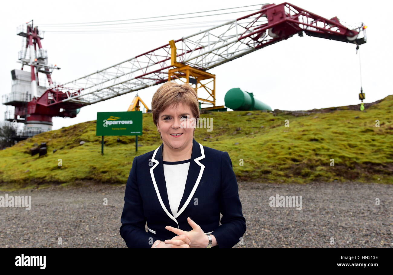 Erste Minister Nicola Sturgeon vor einem Spatzen Kran während eines Besuchs in Spatzen Training Centre, Tyrebagger, Aberdeen, Ausbildung, wie sie einen neuen £ 5 Millionen-Fonds um Scottish-basierte Unternehmen profitieren von der Stilllegung der Nordsee-Infrastruktur helfen angekündigt. Stockfoto