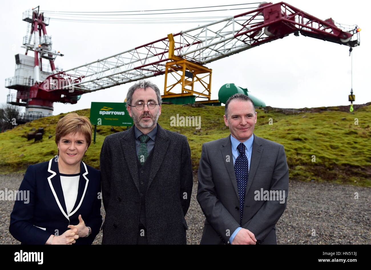 Erste Minister Nicola Sturgeonwith Ewen Kerr (links) Spatzen Executive Director, Engineering und Aidrian Gillespie, Scottish Enterprise vor einem Spatzen Kran während eines Besuchs in Spatzen Training Centre, Tyrebagger, Aberdeen, Ausbildung, wie sie einen neuen £ 5 Millionen-Fonds um Scottish-basierte Unternehmen profitieren von der Stilllegung der Nordsee-Infrastruktur helfen angekündigt. Stockfoto