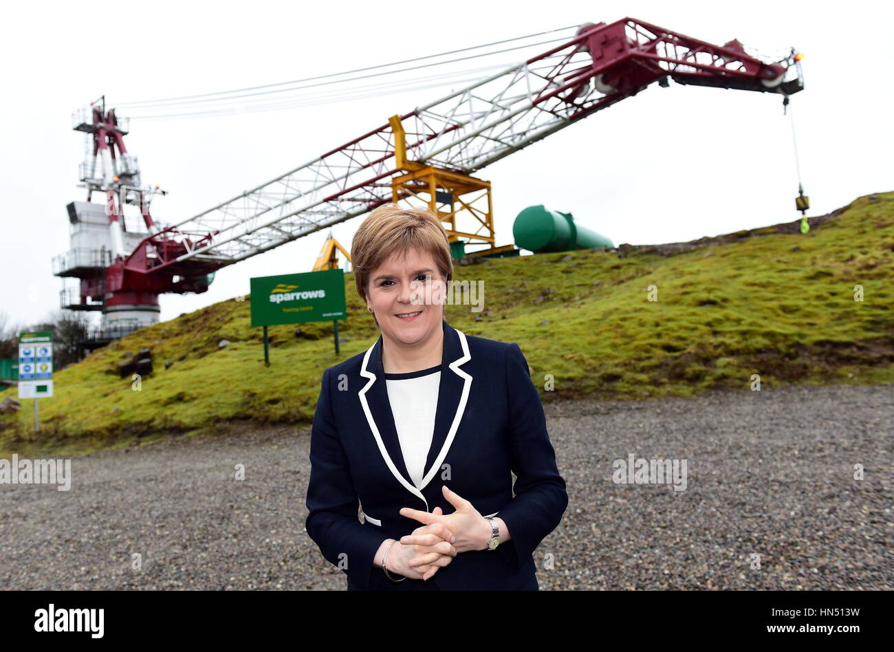 Erste Minister Nicola Sturgeon vor einem Spatzen Kran während eines Besuchs in Spatzen Training Centre, Tyrebagger, Aberdeen, Ausbildung, wie sie einen neuen £ 5 Millionen-Fonds um Scottish-basierte Unternehmen profitieren von der Stilllegung der Nordsee-Infrastruktur helfen angekündigt. Stockfoto