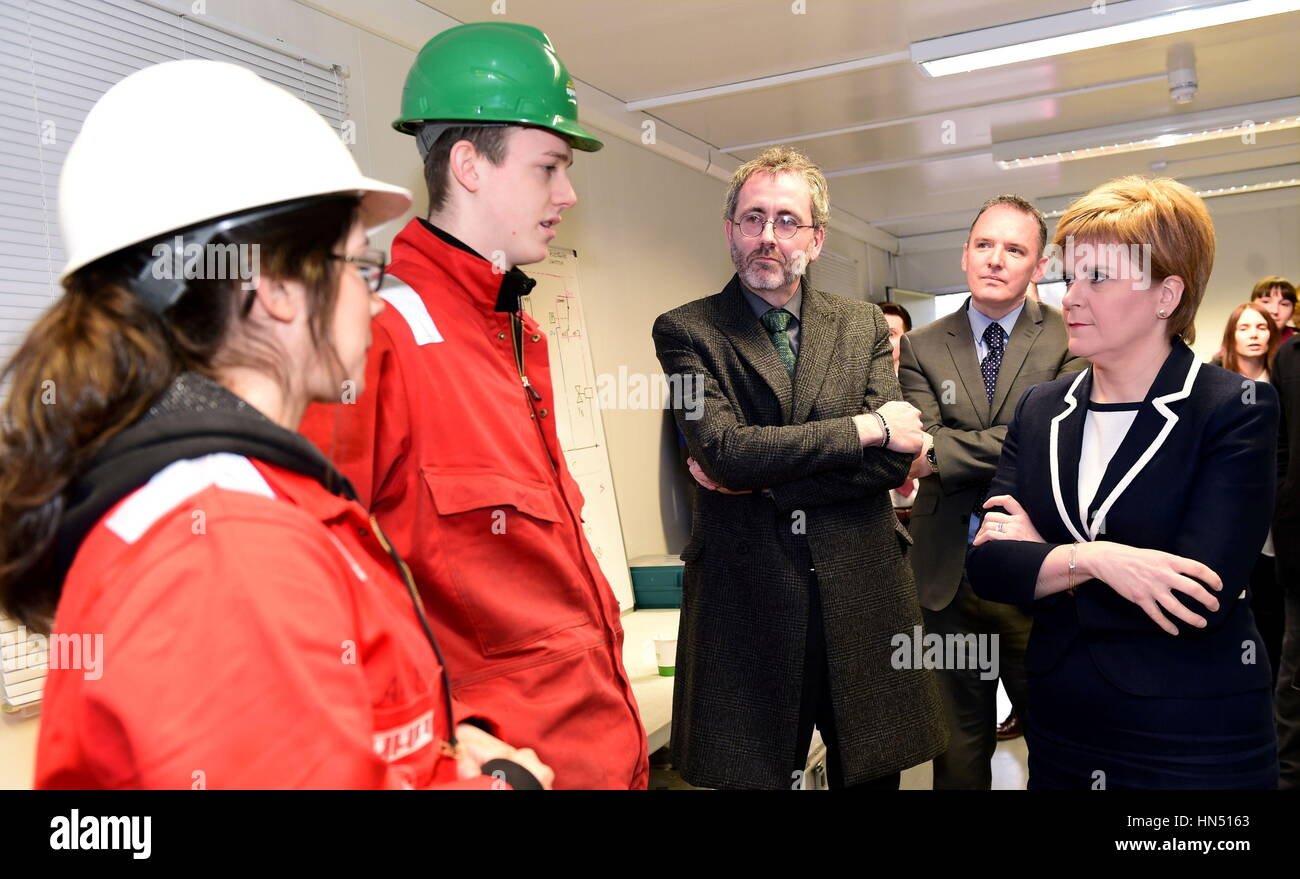 (Links-rechts) Lehrling Leanne Brown, Adam Clark, Spatzen Executive Director, Engineering Ewen Kerr und Aidrian Gillespie, Scottish Enterprise und ersten Minister Nicola Sturgeon während eines Besuchs in Spatzen Training Centre, Tyrebagger, Aberdeen, wie sie einen neuen £ 5 Millionen-Fonds zur Hilfe angekündigt schottischen ansässige Firmen profitieren die Stilllegung der Nordsee Infrastruktur. Stockfoto