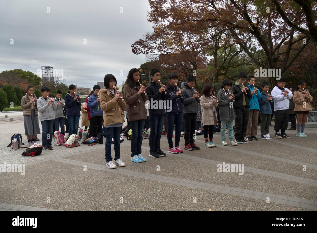 Die Kinder Friedensmonument im Friedenspark, Hiroshima, Japan, Asien mit japanischen Schulkinder während besuchen Stockfoto