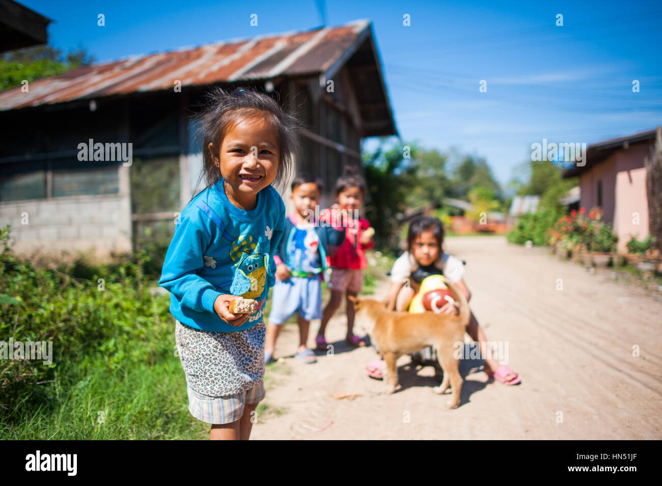 Immer lächelnd und verspielten Kinder in Laos. Stockfoto