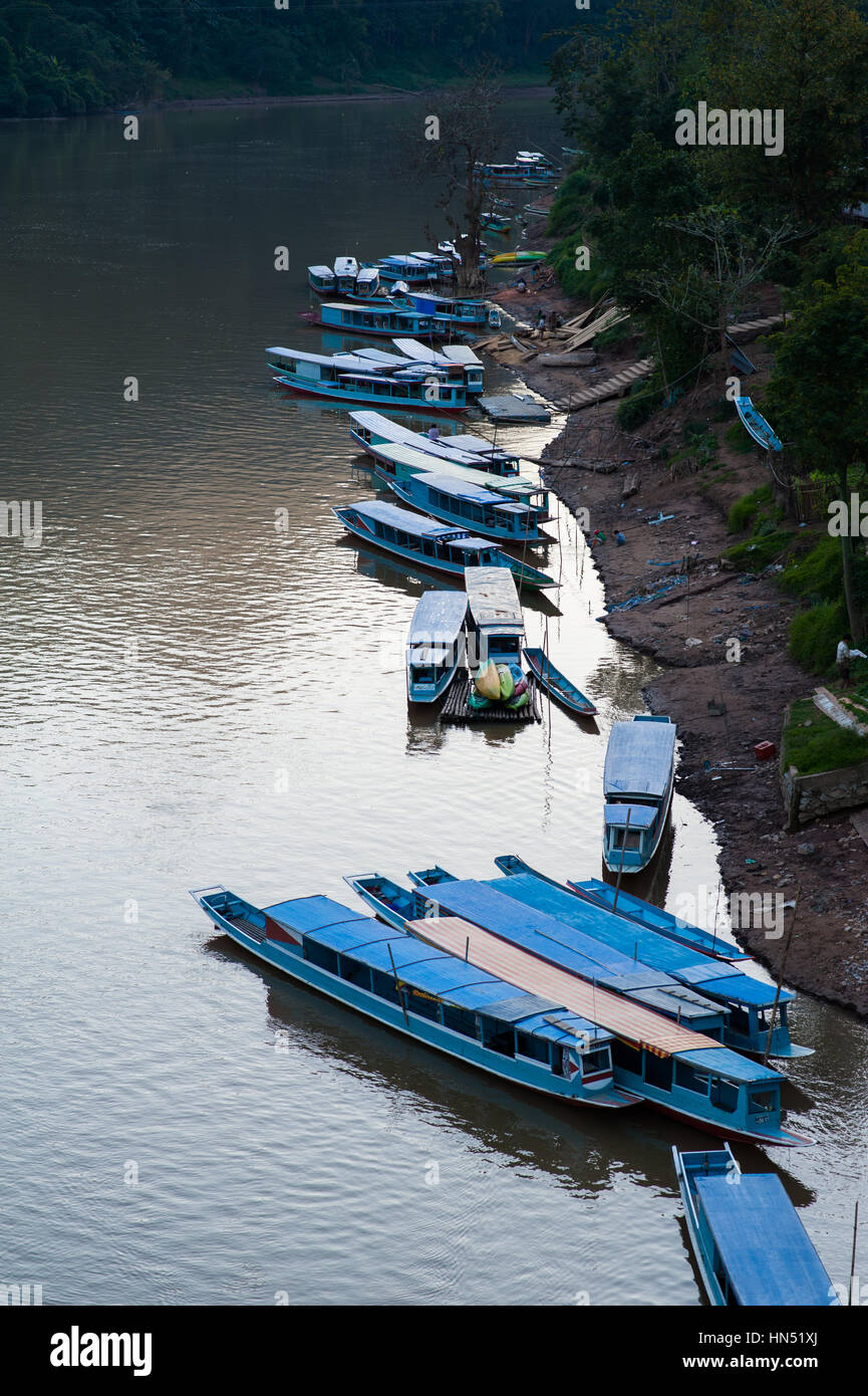 Langbooten am Nam Ou-River. Stockfoto
