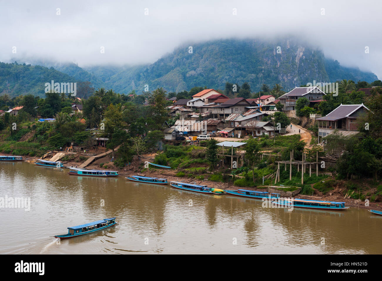 Nebligen Morgen in Nong Khiaw, Laos Stockfoto Nebligen Morgen in Nong Khiaw, Laos Stockfoto
