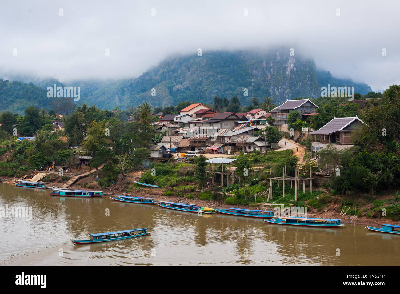 Nebligen Morgen in Nong Khiaw, Laos Stockfoto Nebligen Morgen in Nong Khiaw, Laos Stockfoto