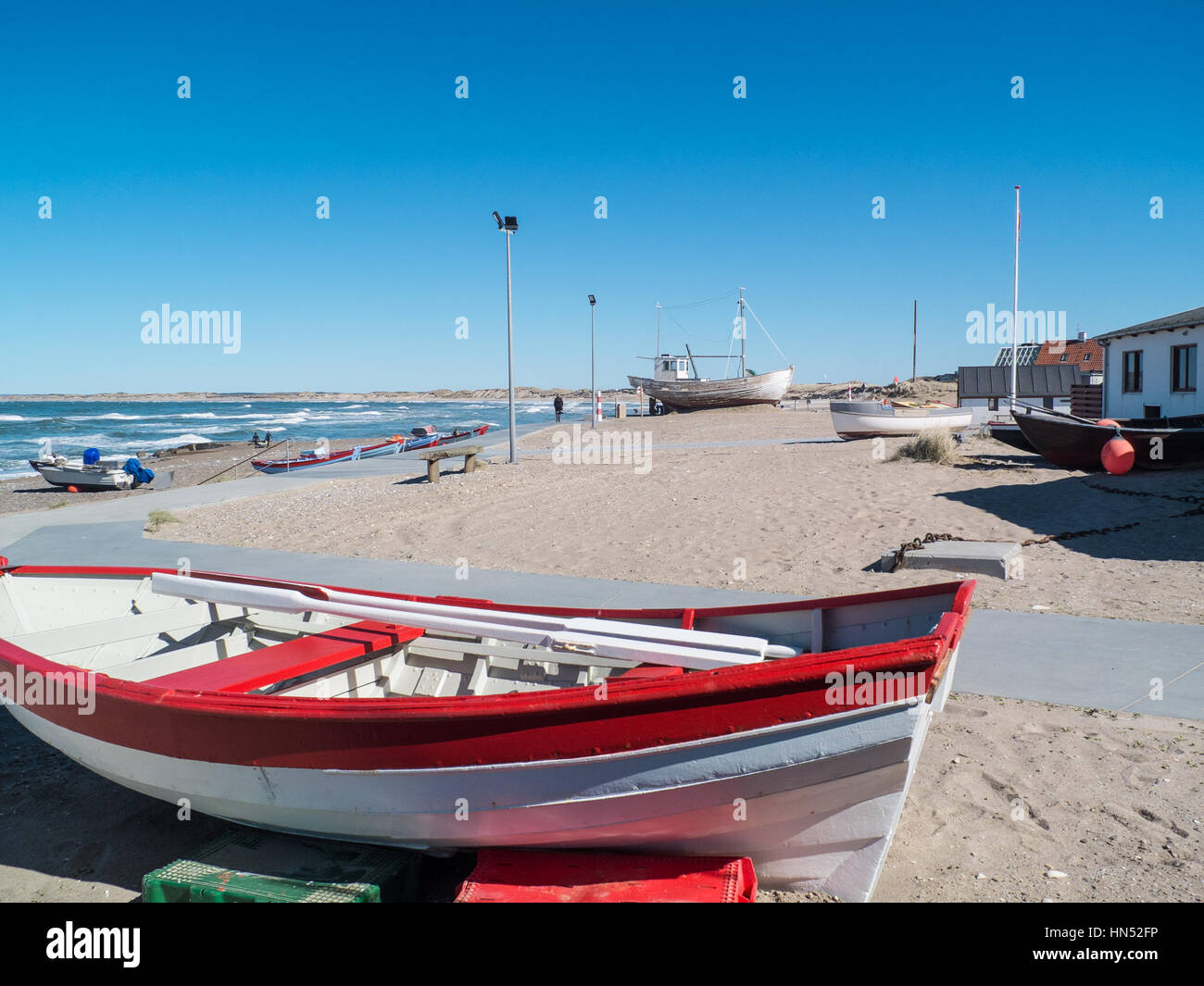 Fischerdorf mit die alte hölzerne Fischerboote am Strand hochgezogen Stockfoto