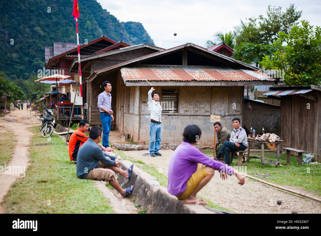 Einheimische Männer spielen Boccia in Muang Ngoy, Laos Stockfoto