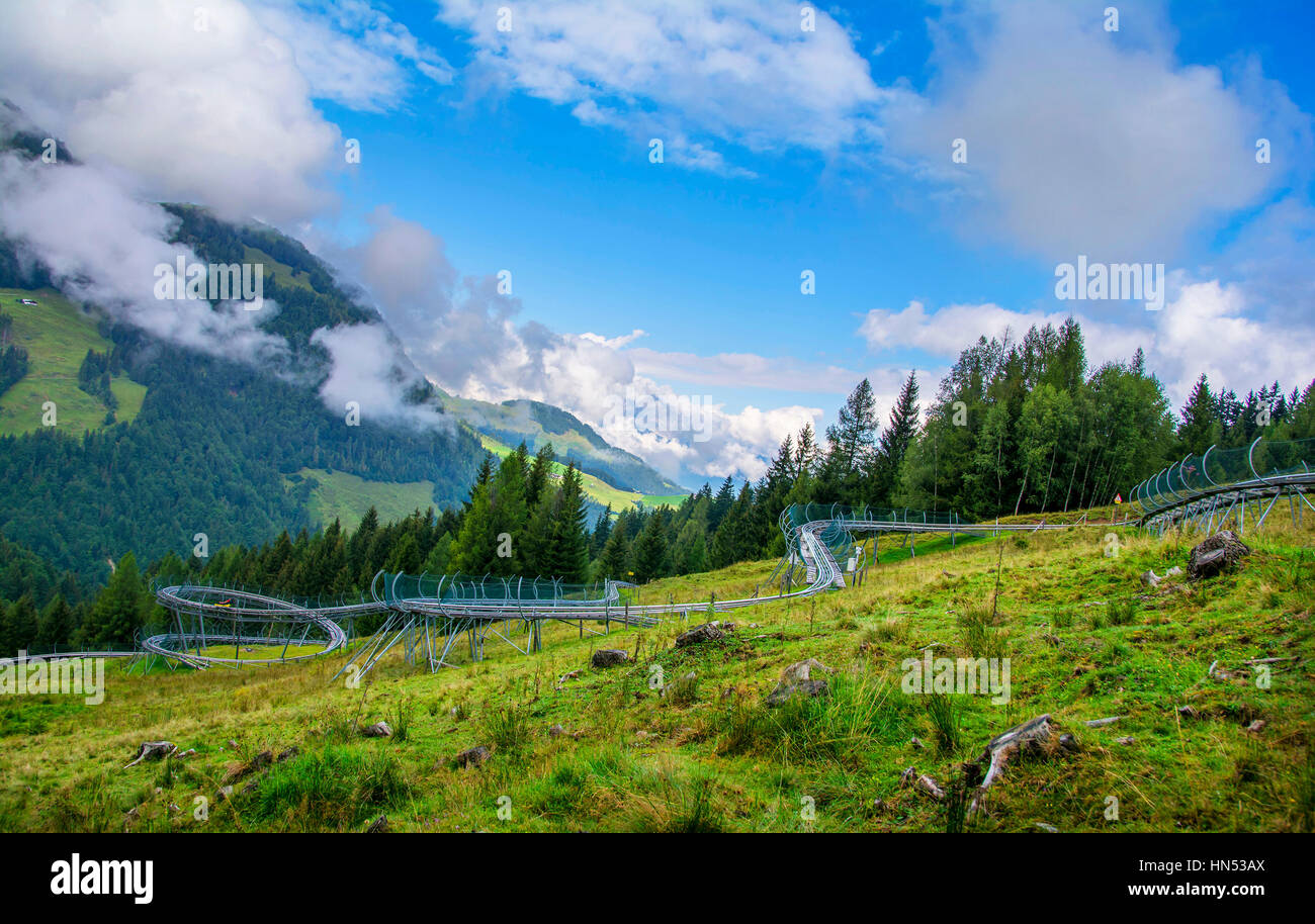 FIEBERBRUNN, ÖSTERREICH - 30. AUGUST 2016. Timoks Alpine Coaster in Fieberbrunn, Kitzbühel Alpen, Tirol, Österreich Stockfoto
