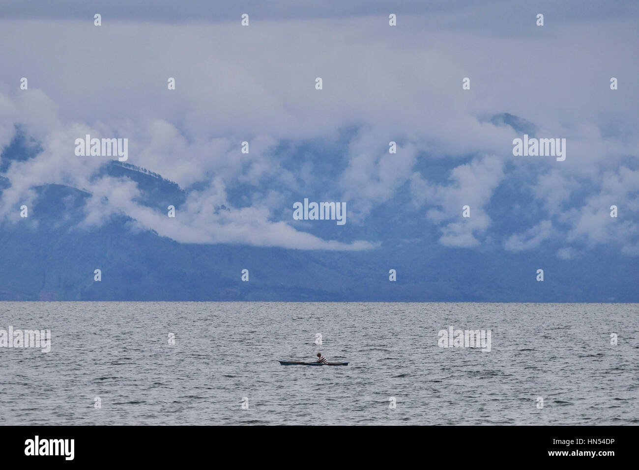 Pantai Batu Simanindo Hoda im Bereich Toba-See, Nord-Sumatra, Indonesien. Die Einzigartigkeit der Toba-See hat Bebarapa weißen Sandstränden rund um Stockfoto