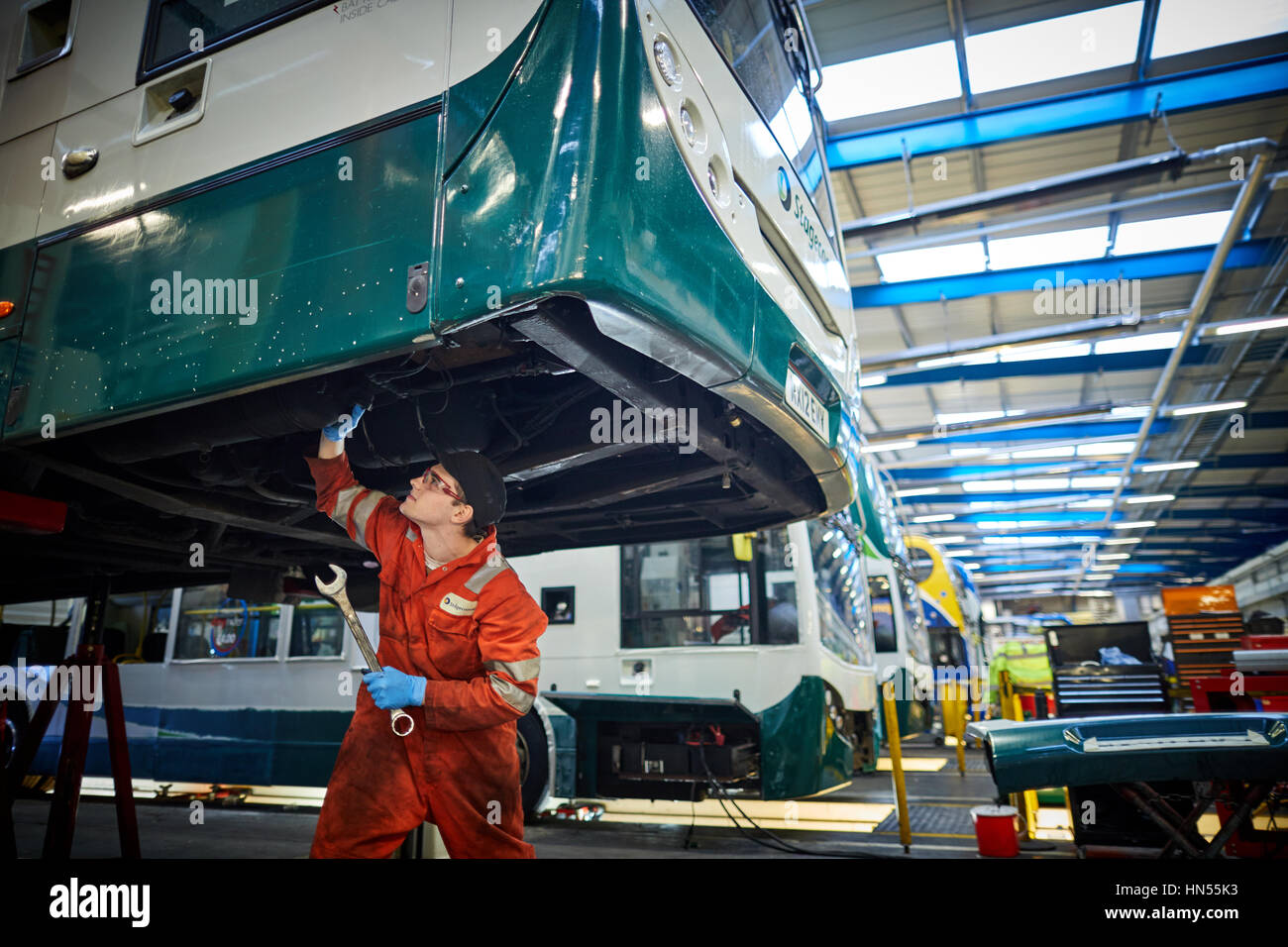 Ein junger Teenager Lehrling fitter mechanische Befestigung Doppeldecker Bus Motor bei Stagecoach Betreiber Wythenshawe Busdepot in Manchester abgebaut, Stockfoto