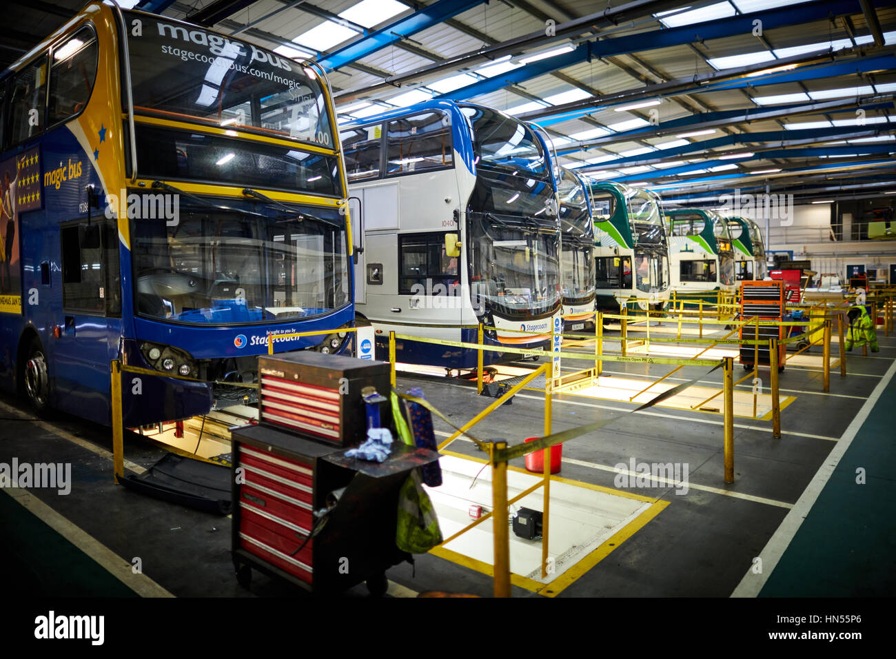 Wartung der Flotte von aufgeschlüsselt doppelte Decker Busse bei Stagecoach Betreiber Wythenshawe Busdepot in Manchester, England, UK Stockfoto