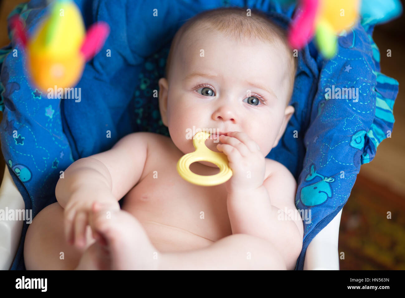 Lustige mollig Baby mit Beißring in Mund Stockfoto