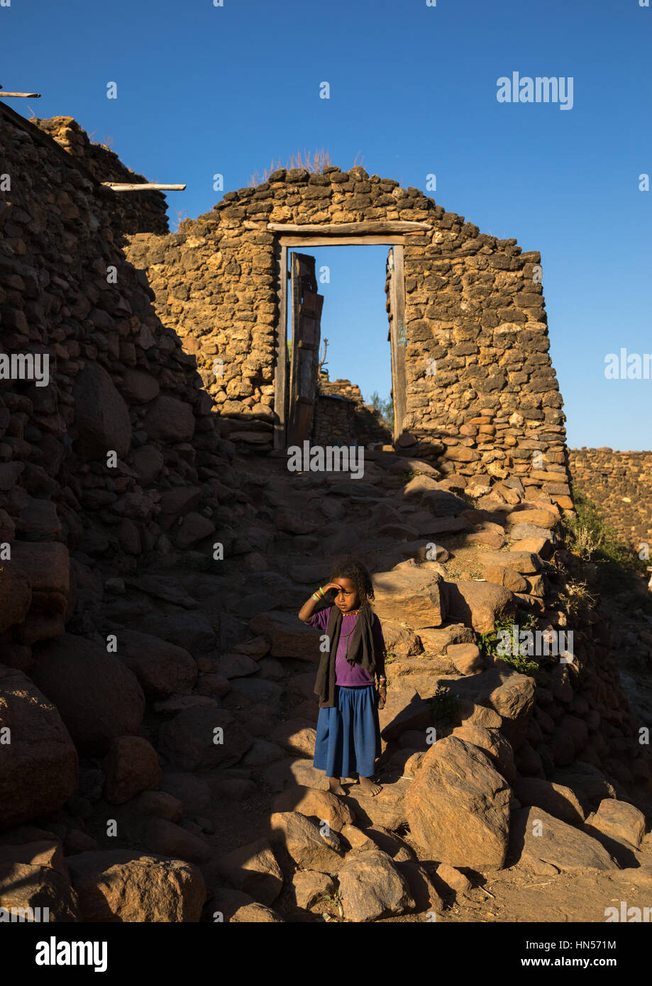 Äthiopische Mädchen in eine traditionelle Argoba Stein Häuser Dorf, Harari Region, Koremi, Äthiopien Stockfoto