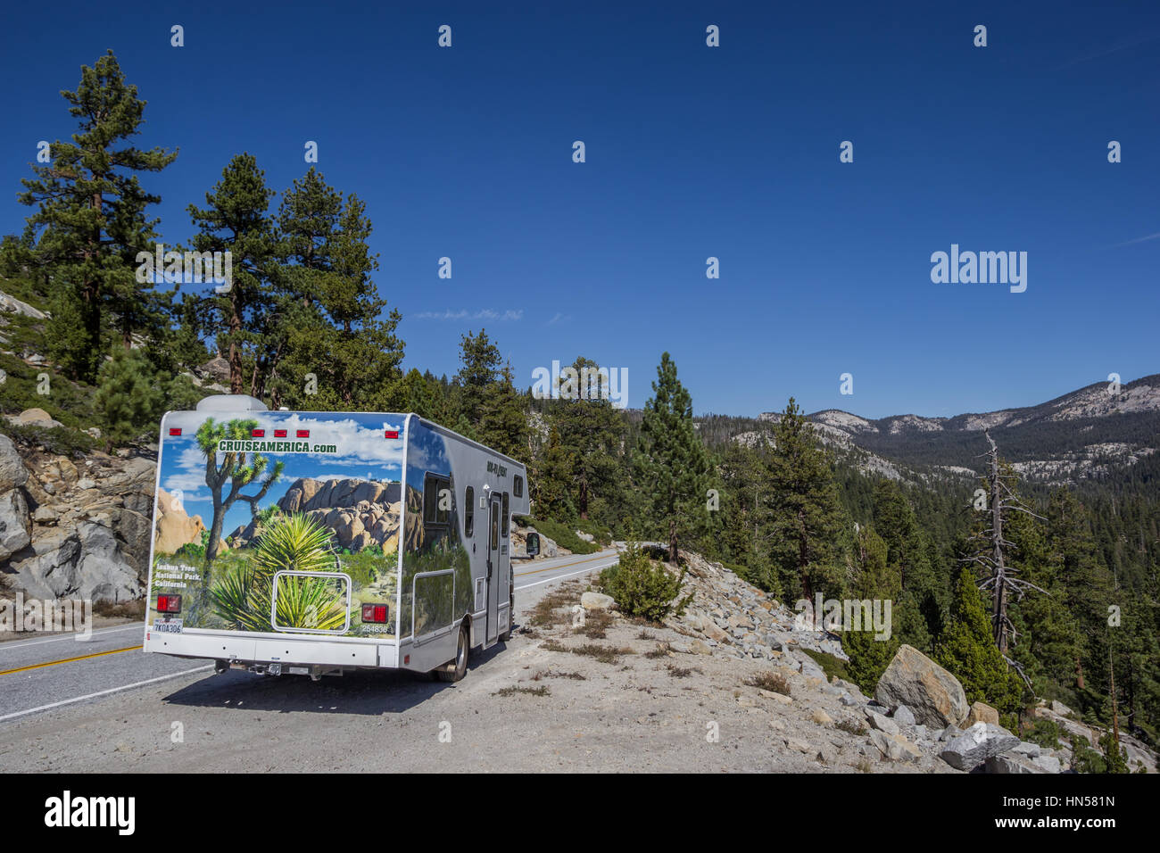 Wohnmobil auf einem Bergpass im Yosemite National Park, USA Stockfoto