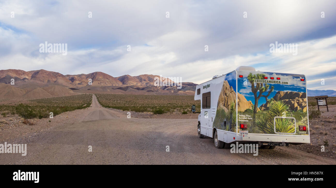 Panorama von einem RV auf eine Schotterstraße in Death Valley Nationalpark, USA Stockfoto