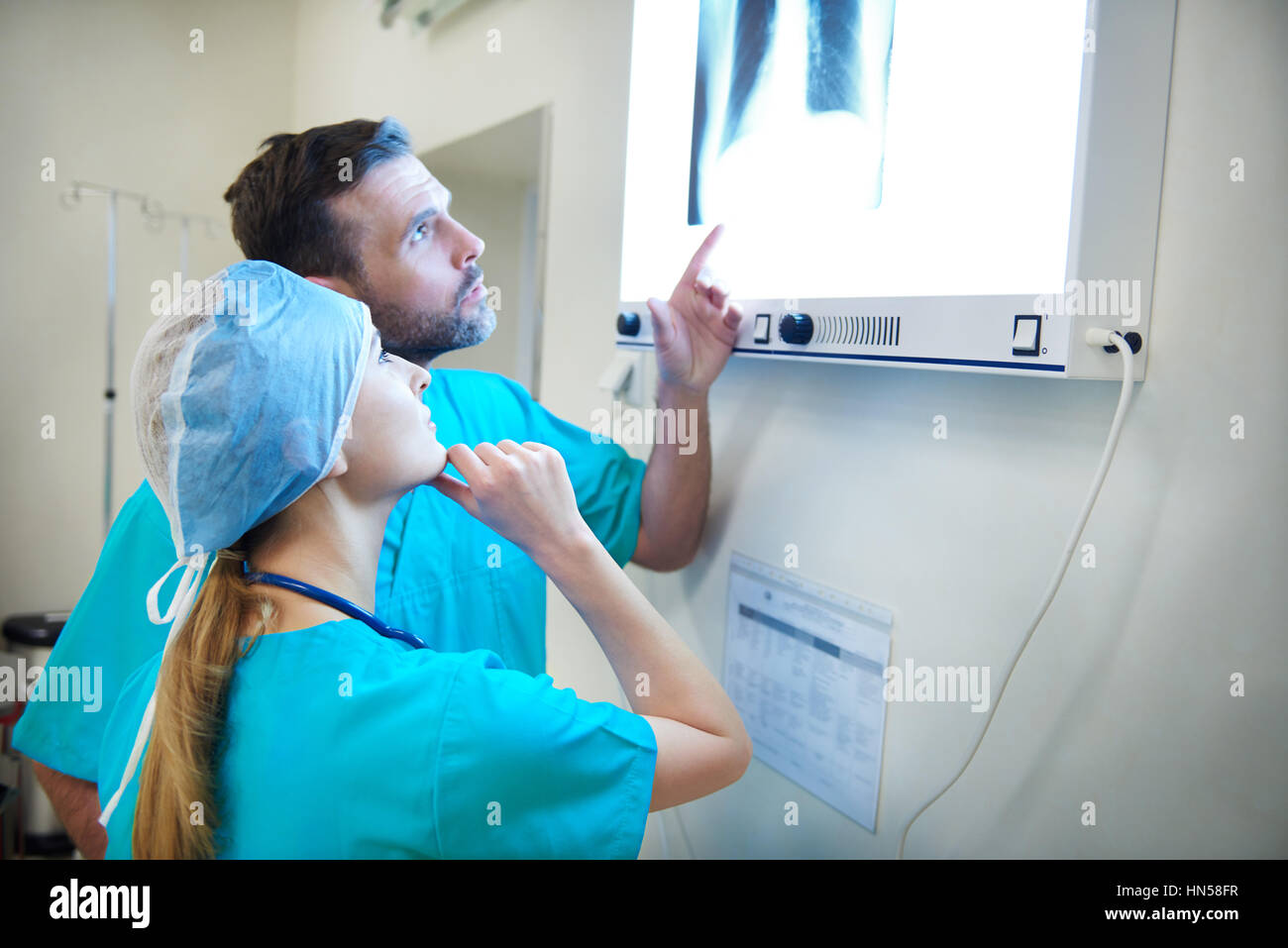 Zwei Chirurgen diskutieren medizinische Röntgen Stockfoto