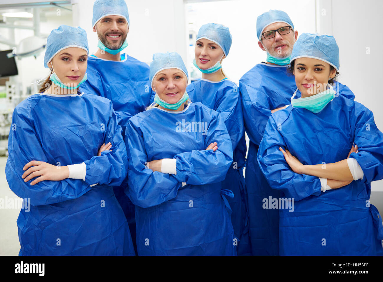 Fröhliche Ärzteteam chirurgische Uniform Stockfoto