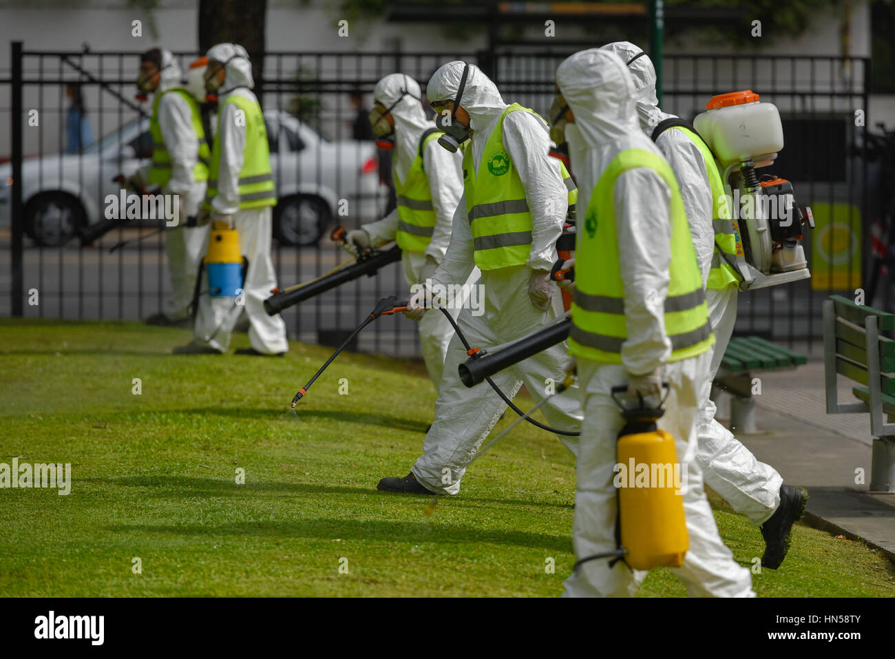 Buenos Aires, Argentinien - 3. März 2016: Mitarbeiter des Ministeriums für Umwelt und öffentlichen Raum ausräuchern für Aedes Aegypti Moskitos. Stockfoto