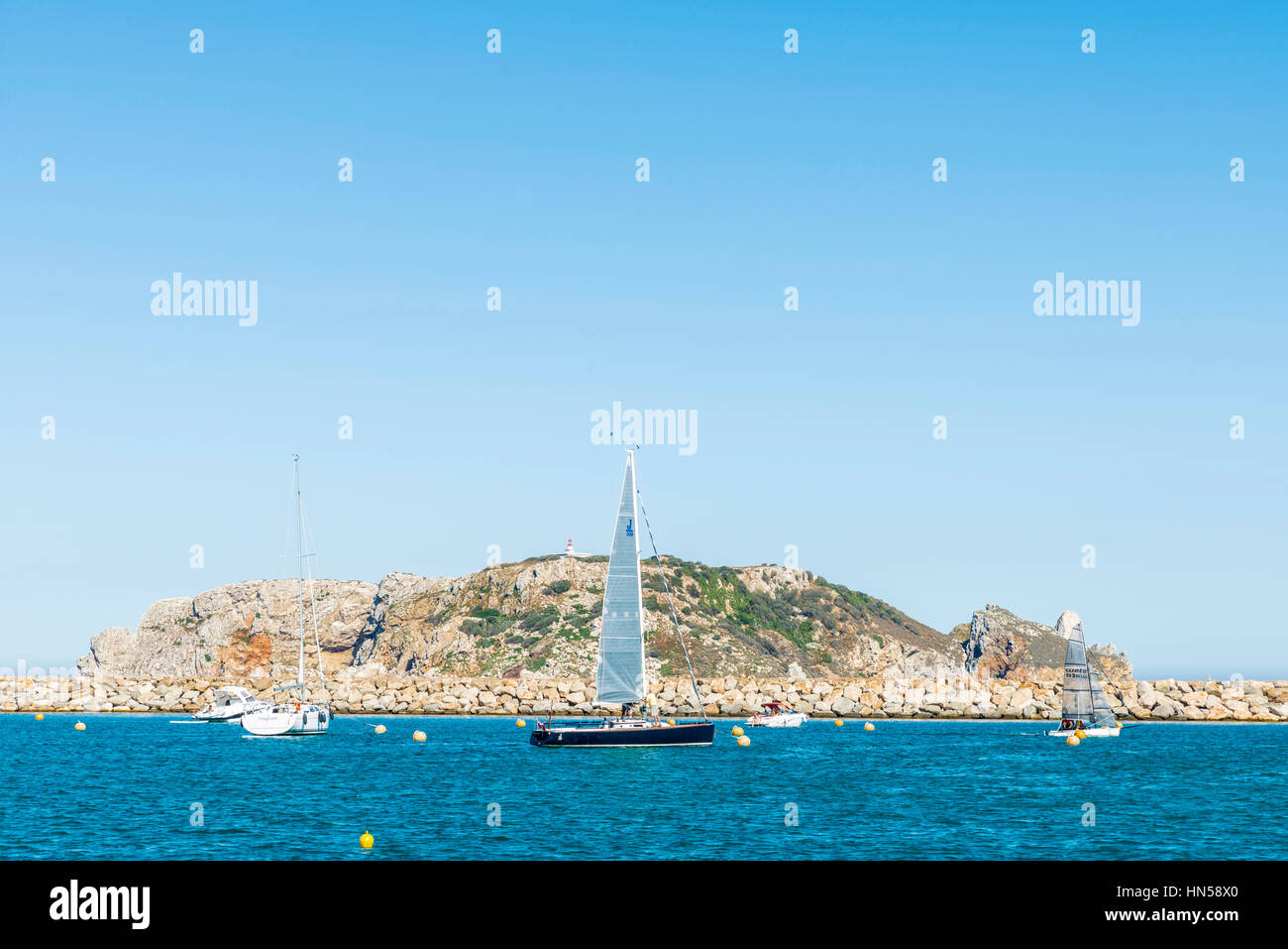 L ' Estartit, Spanien - 24. Juni 2016: Segelboote und Yachten Segeln mit Menschen mit den Medes-Inseln im Hintergrund an der Costa Brava, Girona, Catalon Stockfoto
