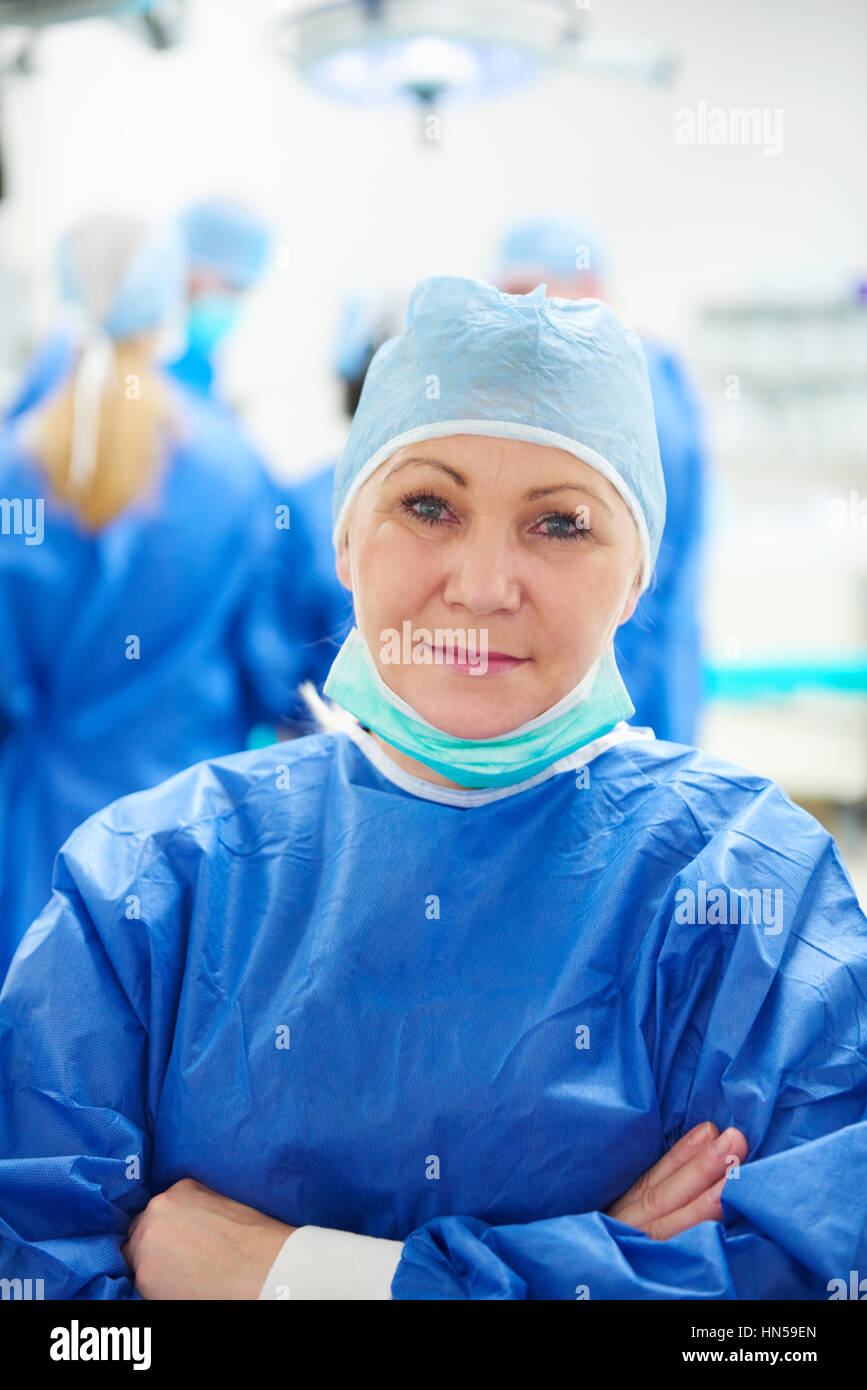 Porträt von Reifen Arzt chirurgische Uniform Stockfoto