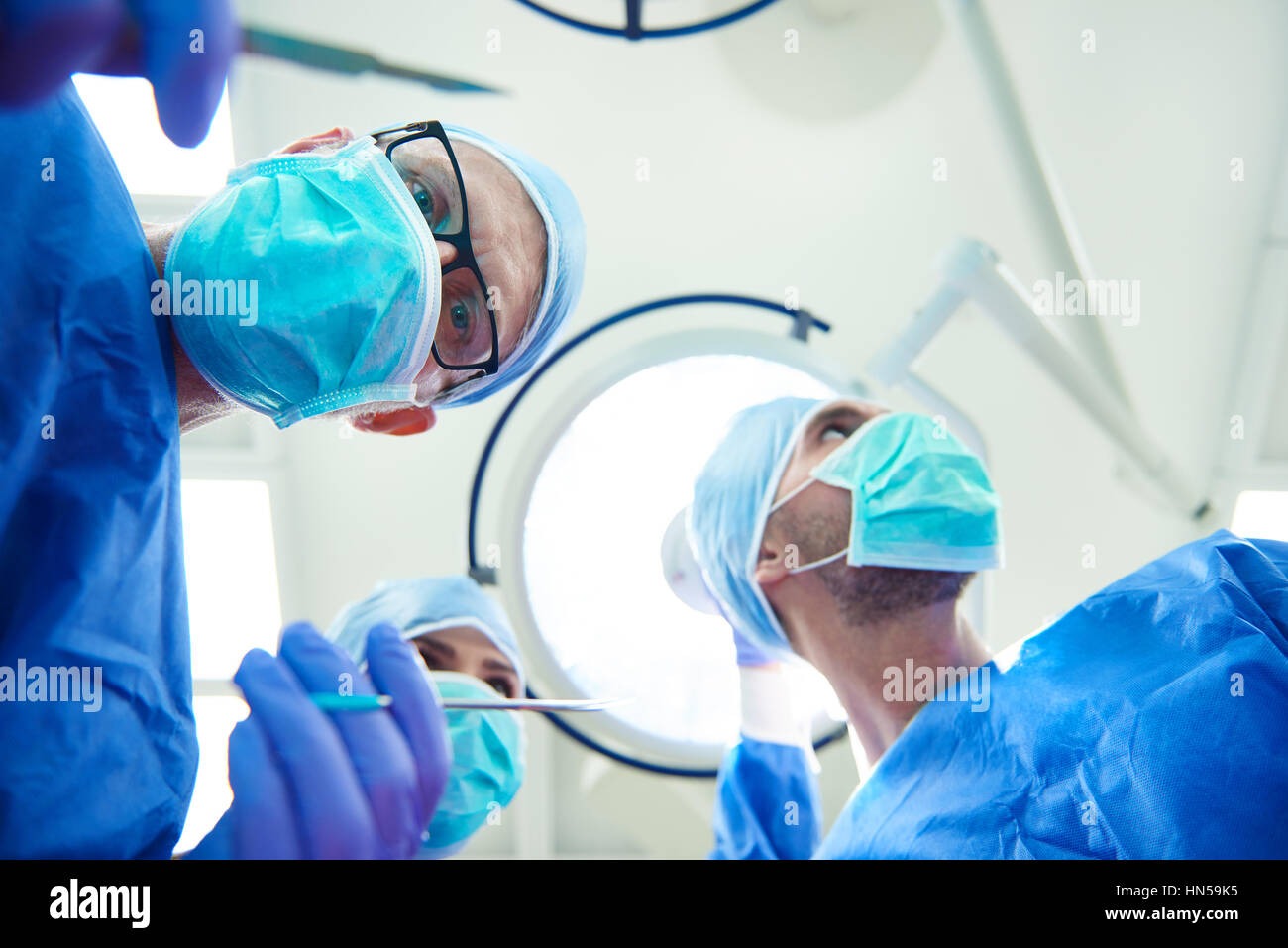Niedrigen Winkel Ansicht Ärzteteam der Chirurgie Stockfoto