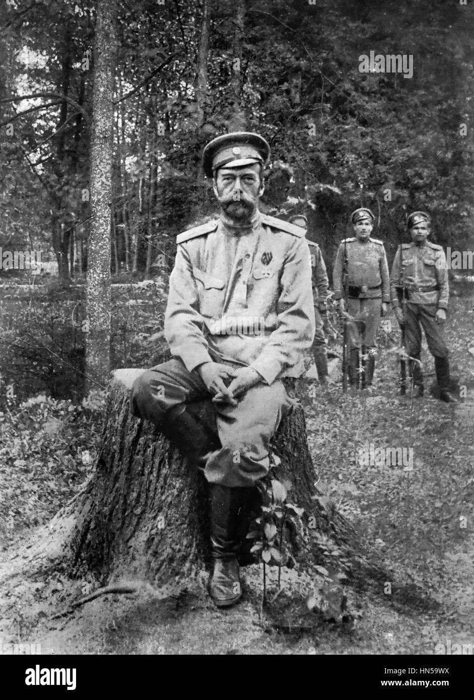Nikolaus II von Russland unter bewaffnetem Schutz bei in Tsarskoye Selo nach seiner Abdankung im März 1917. Foto: SIB Stockfoto