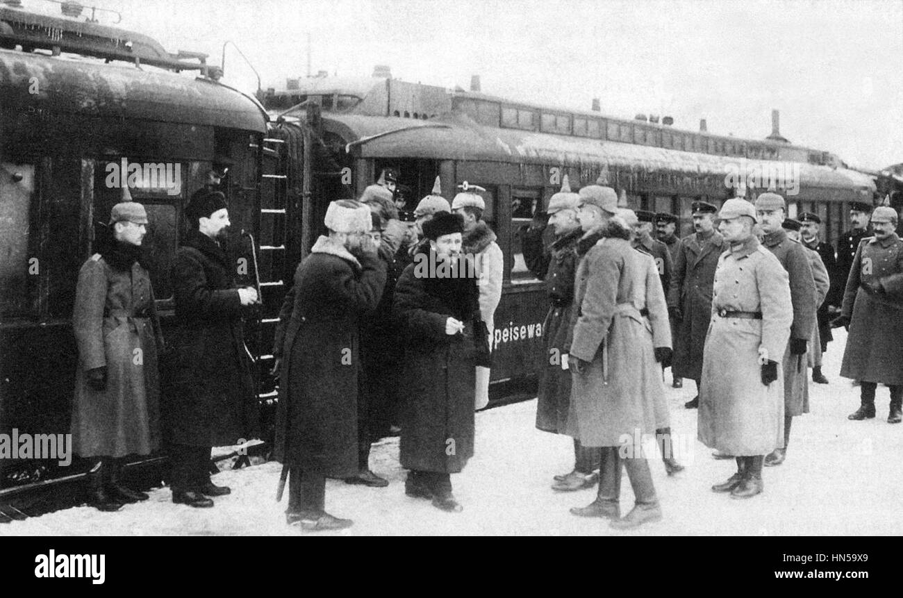 Vertrag von Brest-Litowsk März 1918. Sowjetische Vertreter Lew Kamenew wird von deutschen Offizieren begrüßt, als er am Bahnhof in Polen kommt. Foto SIB Stockfoto
