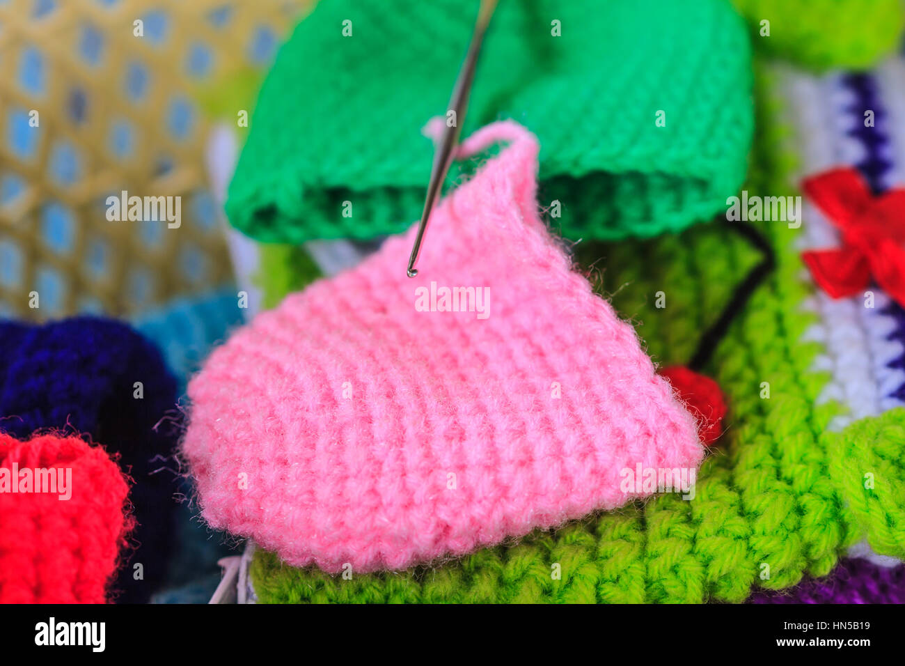 Crochet Hook Nadel auf Granny Square Decke, handgefertigte Kunst und Handwerk Stockfoto