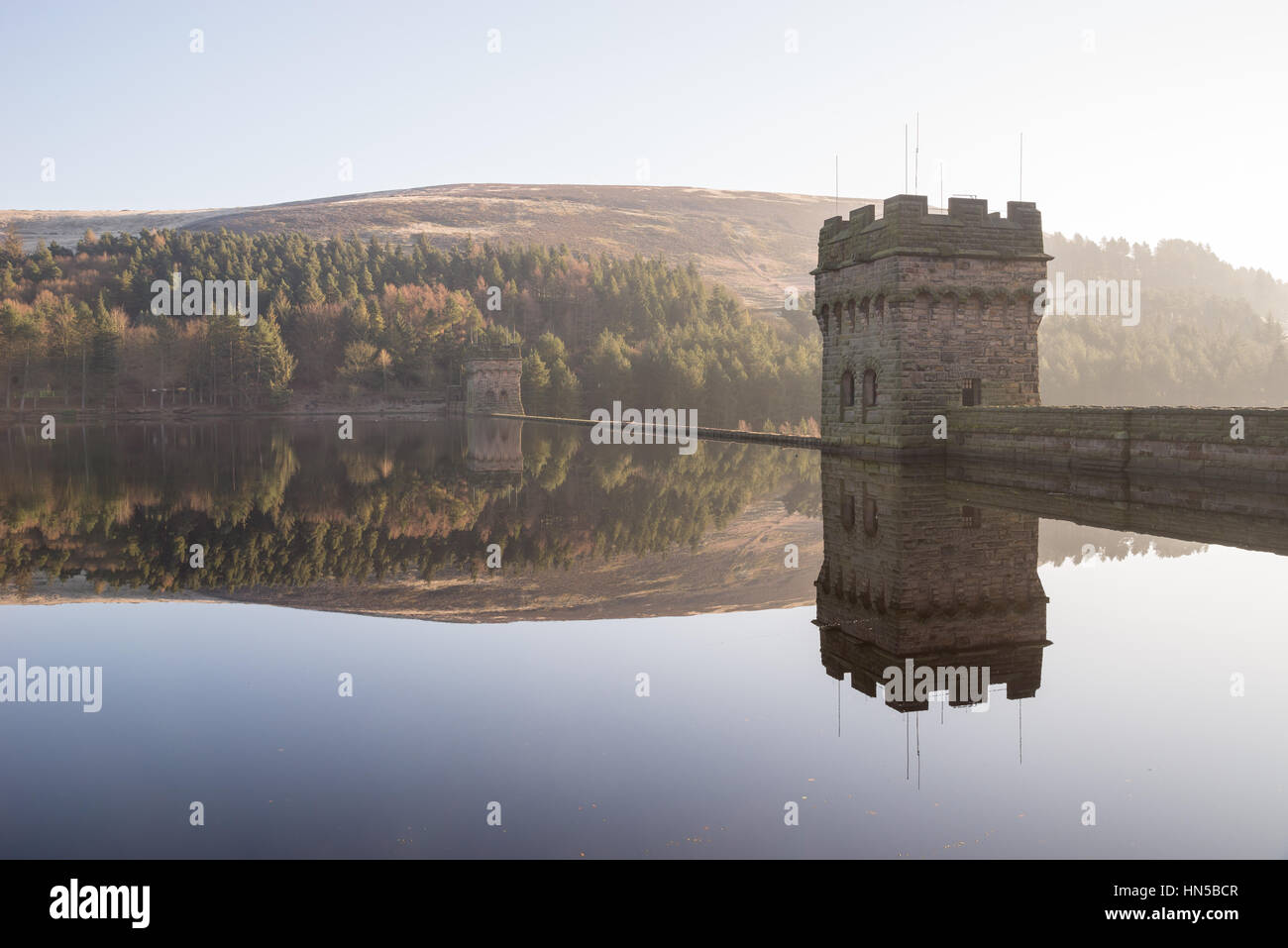 Stilles Wasser am Derwent Damm an einem Wintermorgen, Peak District, Derbyshire Stockfoto