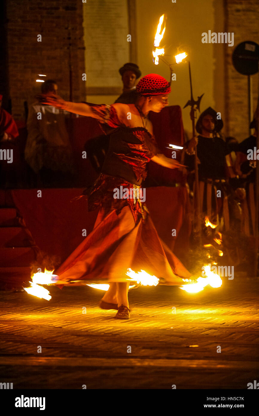 Italien Marken Urbino Festa del Duca Gedenken der Krönung des Herzogs von Urbino - show mit Feuer Stockfoto