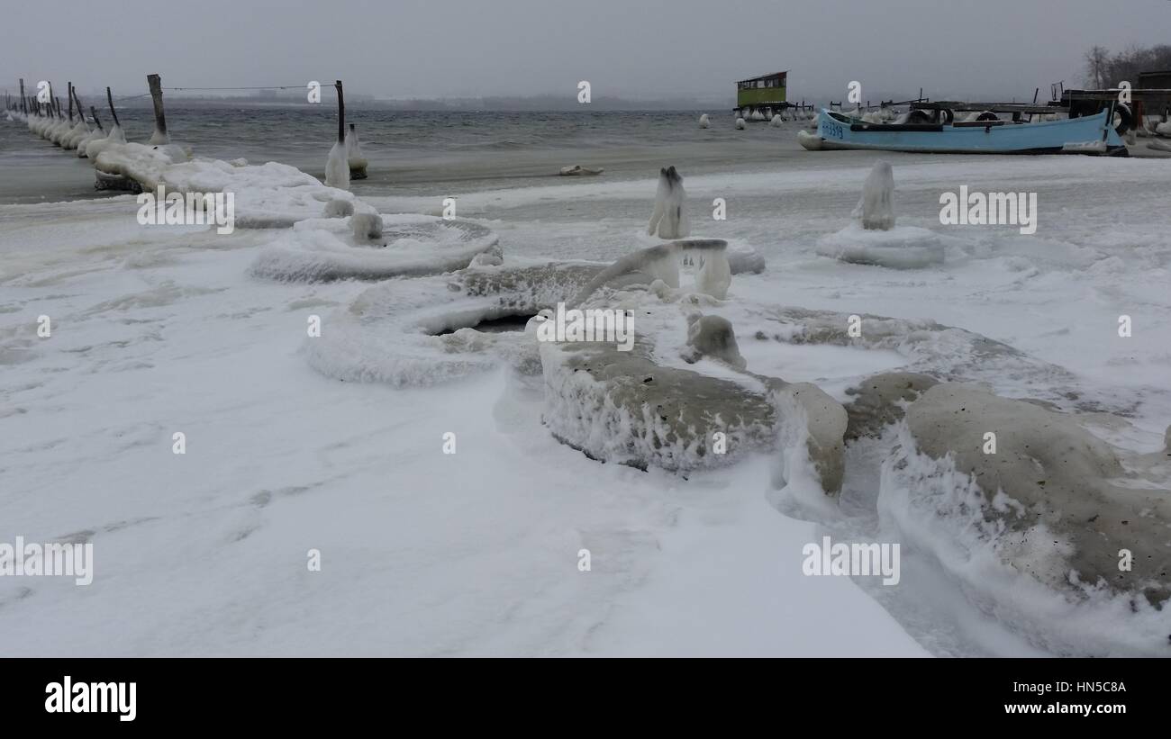 Gefroren Brücken, sind kleine Fischerboote und Steinen an der Küste in der Nähe der Schwarzmeer Varna, etwa 450 km östlich von der bulgarischen Hauptstadt Sofia zu sehen. Eisigen Temperaturen um minus 15 Grad, Schneefall und Wind verursachte Verkehr Blockade und Strom Ausfall bei 422 Nordost-Städte und Dörfer in das Balkanland.  Wo: Varna, Varna Provinz, Bulgarien bei: Kredit-8. Januar 2017: Auswirkungen der Presse Group/WENN.com Stockfoto