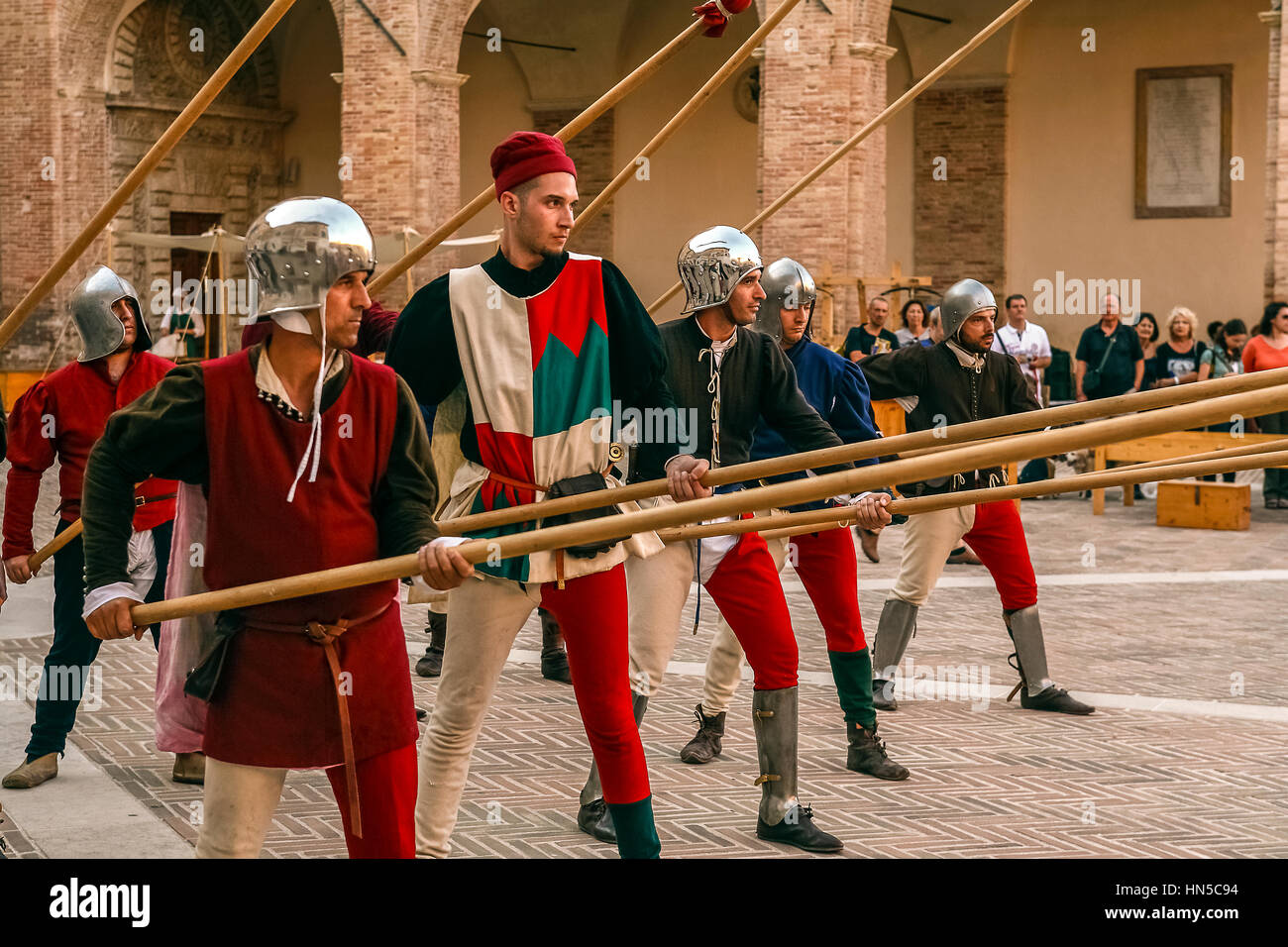 Militärübung Italien Marken Urbino Festa del Duca Stockfoto