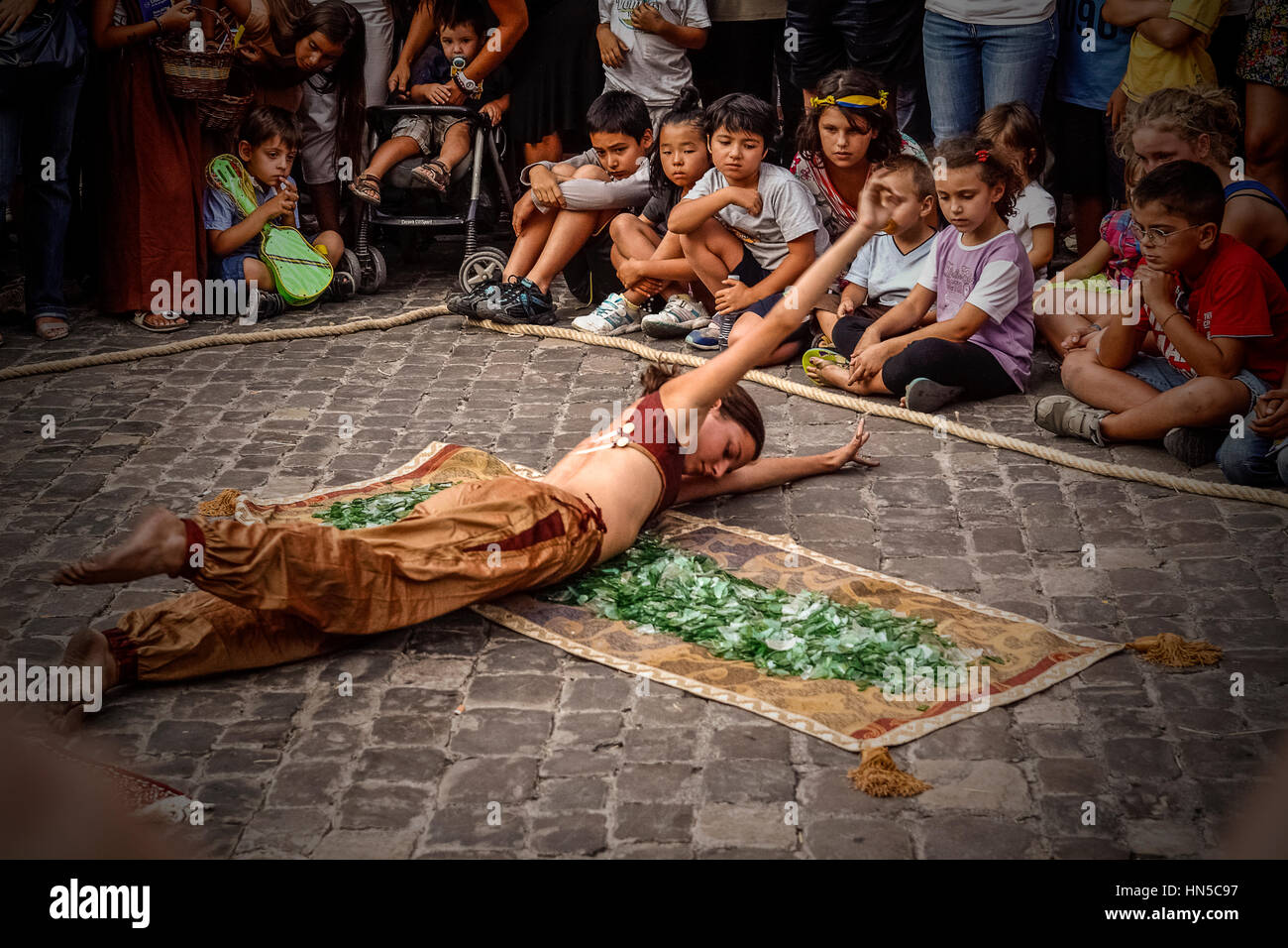 Italien Marken Urbino Festa del Duca zeigen Straßenkünstler Straße Leistung; Fakir auf dem Glas; Stockfoto