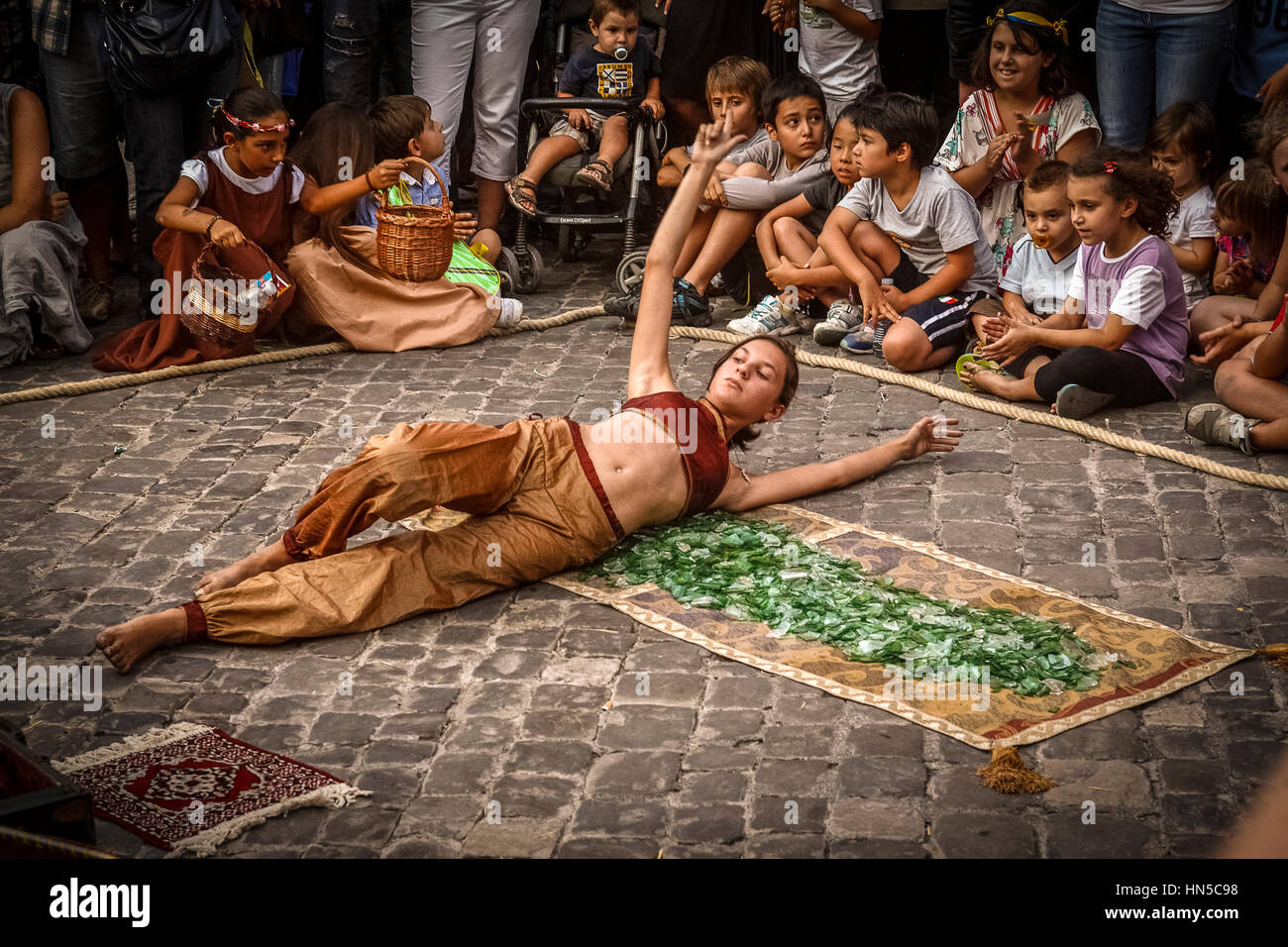 Italien Marken Urbino Festa del Duca zeigen Straßenkünstler Straße Leistung; Fakir auf dem Glas; Stockfoto