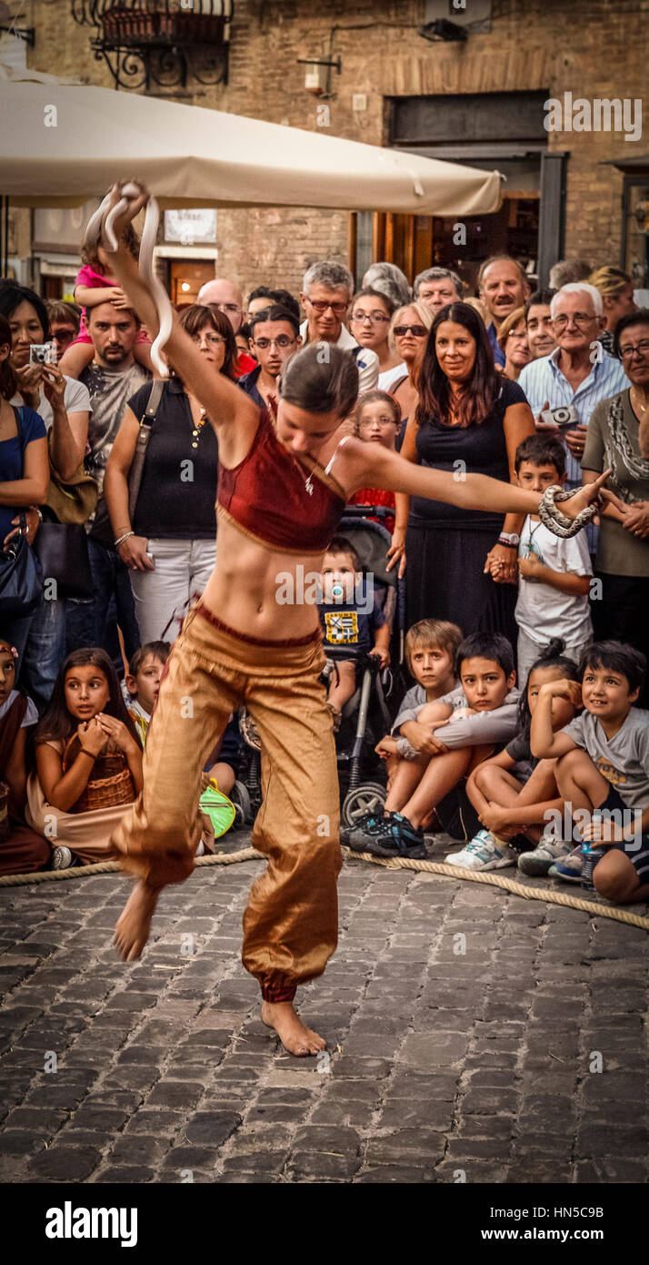 Italien Marken Urbino Festa del Duca Leistung von Straßenkünstlern. Straßenperformance einen Schlangenbeschwörer Stockfoto
